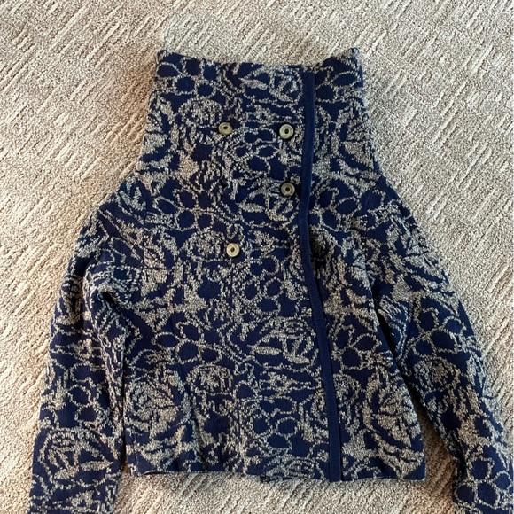 Beautiful brocade look knit sweater. - Picture 3 of 7